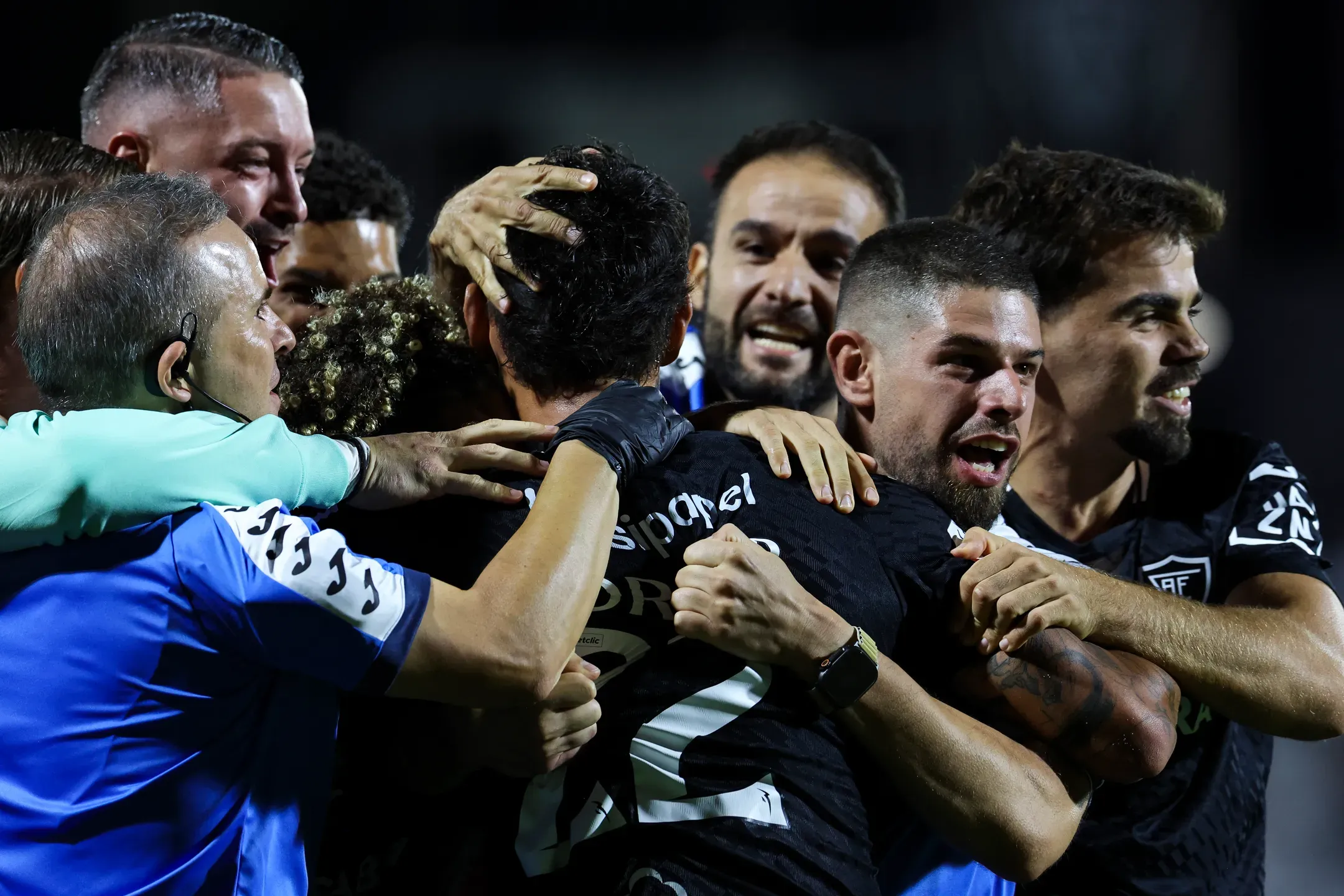 Golo ao cair do pano acentua crise do Vitória SC